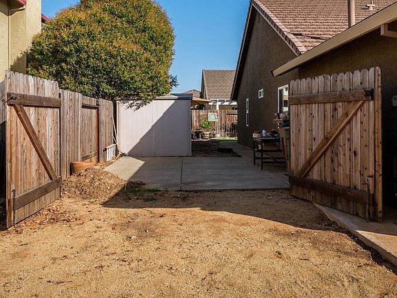 5th image of 2420 Wild Rose Dr