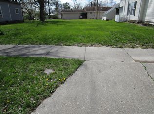 619 N Main St, Flora, IL 62839