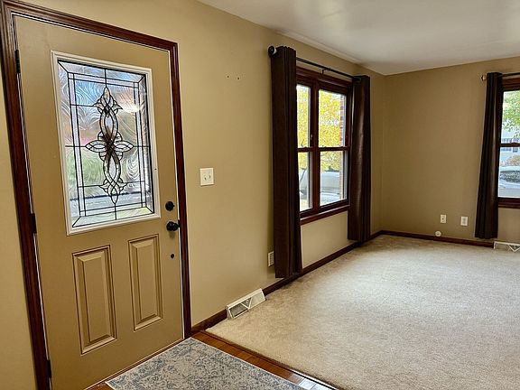 3rd image of 27 Heather Dr
