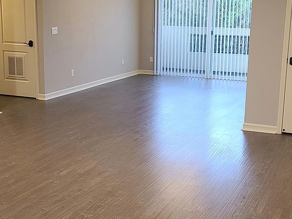 Dramatic, spacious and light-filled entry with beautiful crown moulding and 9 foot ceiling throughout.