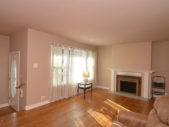 2nd image of 2352 Hawthorne Ave