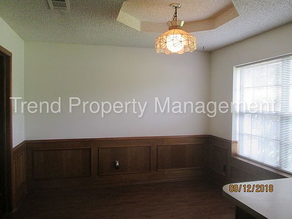 4th image of 220 Meadowbrook Ln