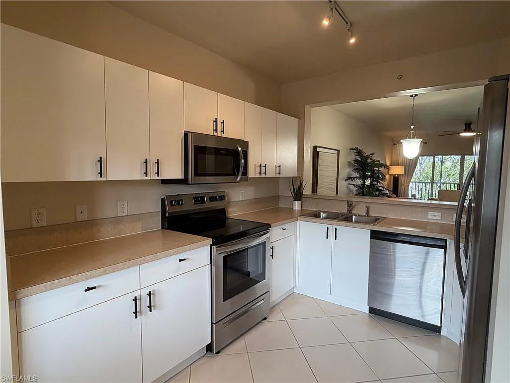 Building Photo - 7839 Regal Heron Cir #202