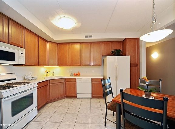 4th image of 425 Village Grn Unit 309