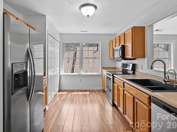 4th image of 73 Creeks End Cir