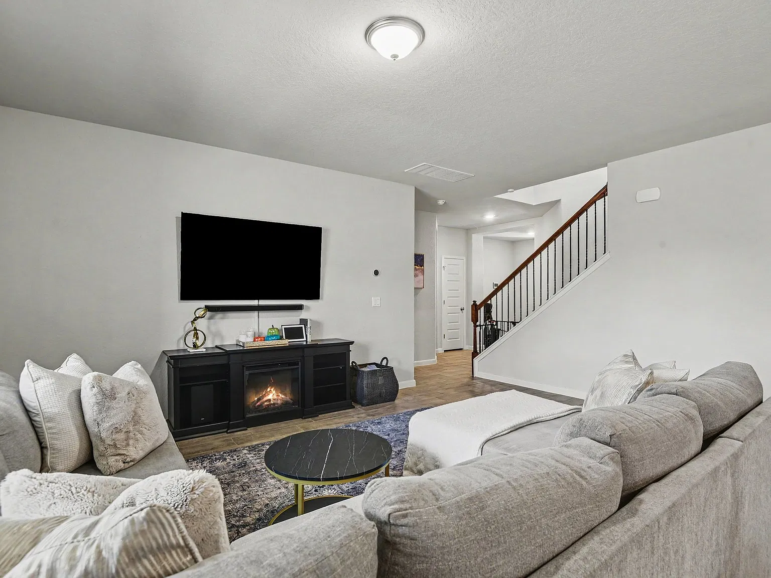 4 bed, 2.5 bath, 2540 sqft, $2,950 — Photo 3