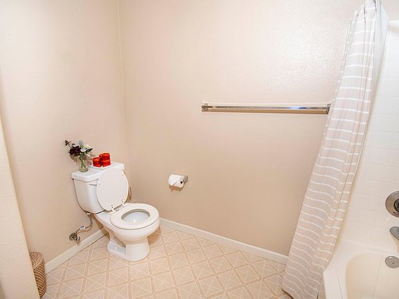 3rd image of 501 Gibson Dr APT 2024
