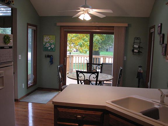 4th image of 940 Essex Dr