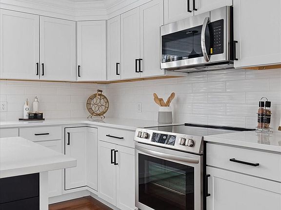 5th image of 290 E Greenwich Ave