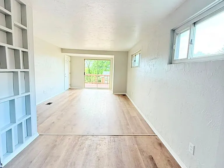 129 Windsor Dr — Photo 3