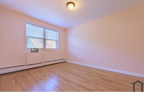 2nd image of 6823 N Seeley Ave #2