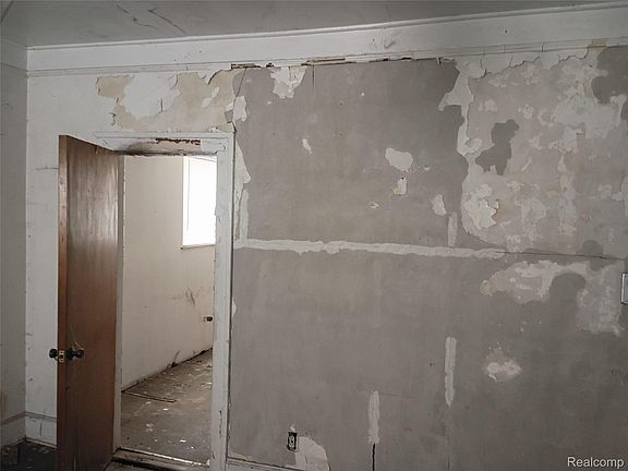 5th image of 670 Chalmers St