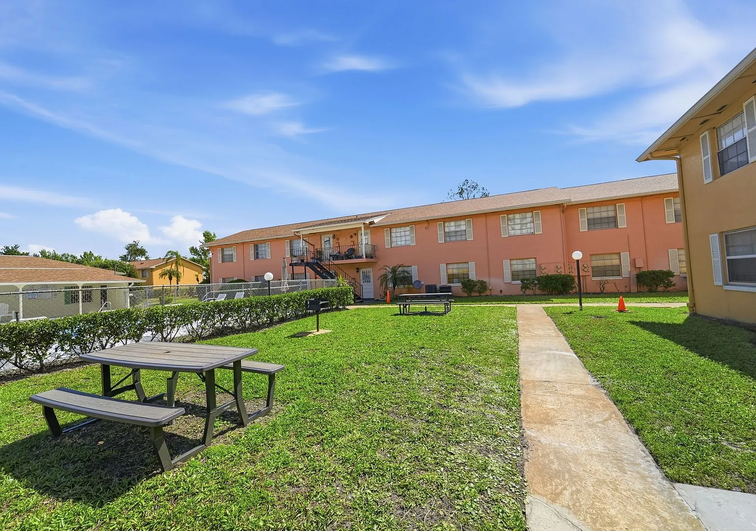 Modern & Spacious 2-Bedroom Apartment in Serene Oakridge Orlando — Photo 4