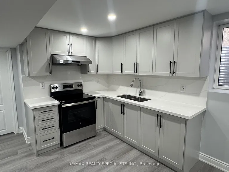 33 Bluffwood Cres — Photo 2