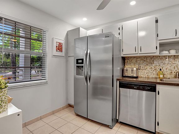 5th image of 821 Cypress Boulevard #208