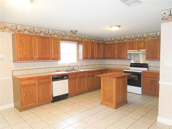2nd image of 4605 Lake Hill Dr