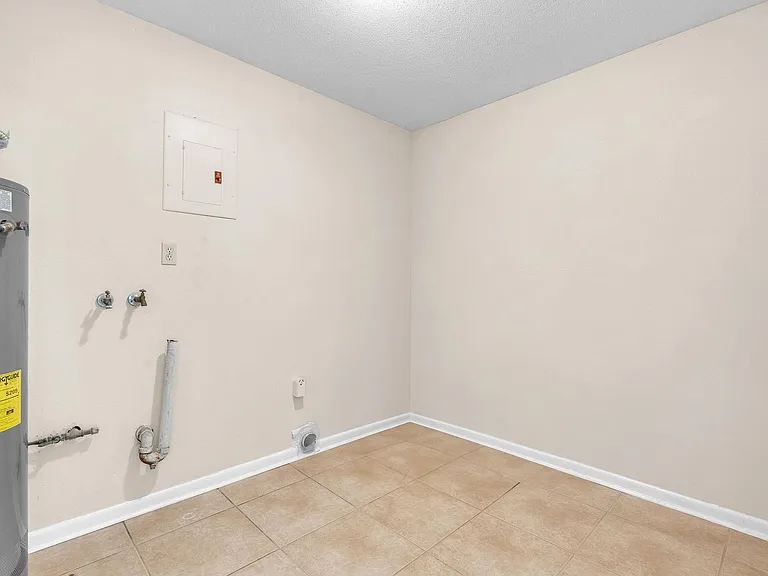 385 Lincoln Ave — Photo 10