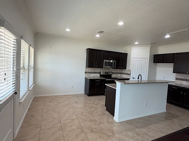 11808 Kurth Dr — Photo 5