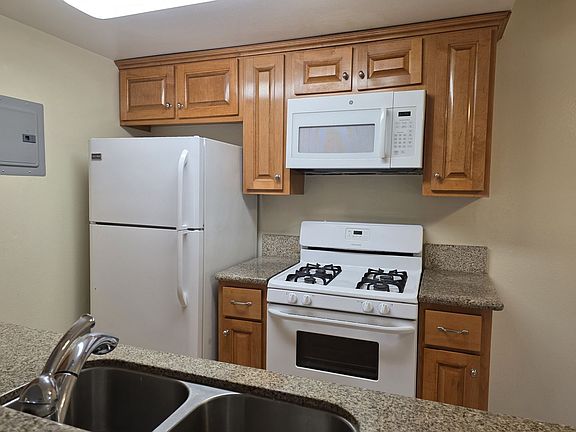 4th image of 2336 N Ontario St Unit D