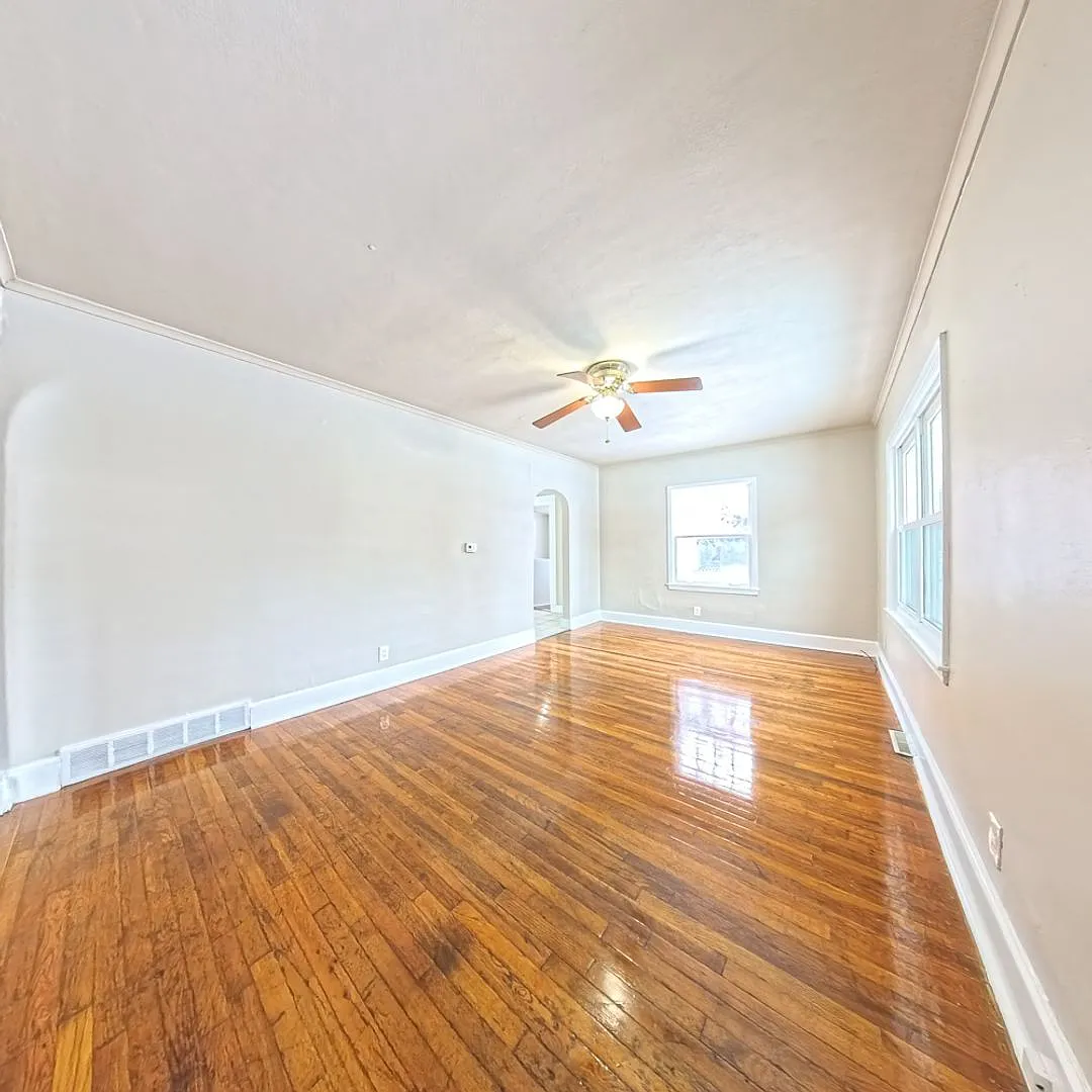Adorable 2 Bedroom 1 Bath Home — Photo 2