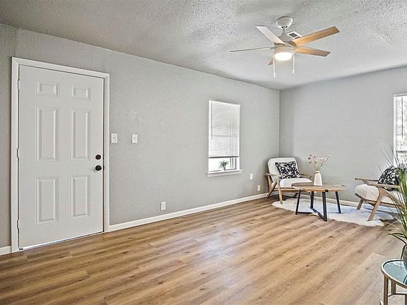4th image of 521 E Douglas Dr