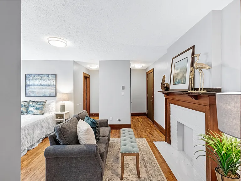 383 Wellington St W — Photo 14