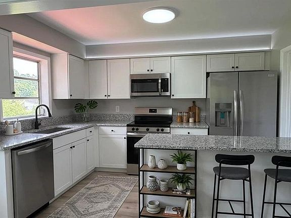 3rd image of 658 ELGROVE DRIVE