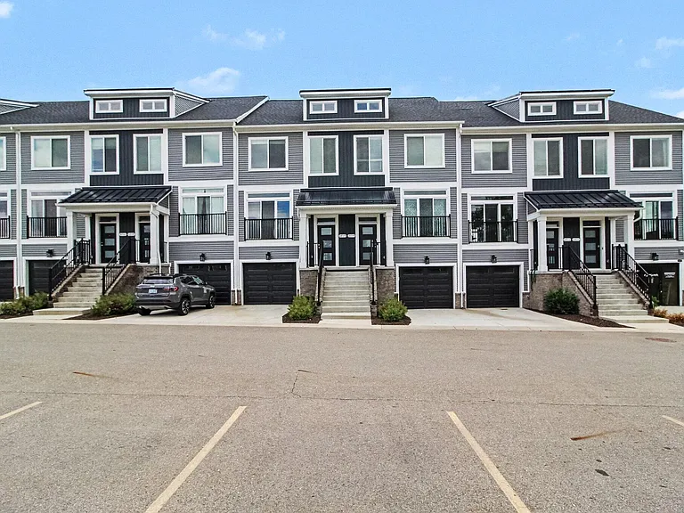 2717 Bristol Ridge Dr — Photo 1