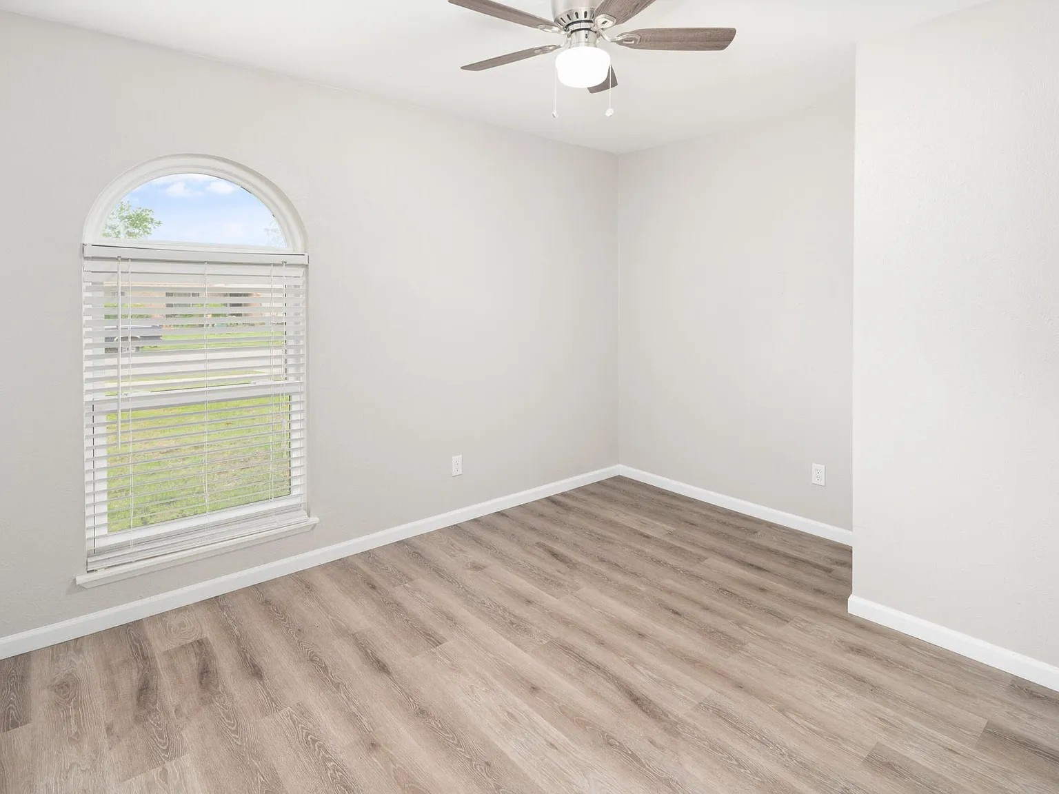 3 bed, 1277 sqft, $2,100 — Photo 4