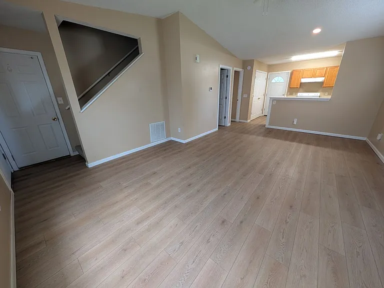 5005-5007 Geyser Blvd — Photo 2