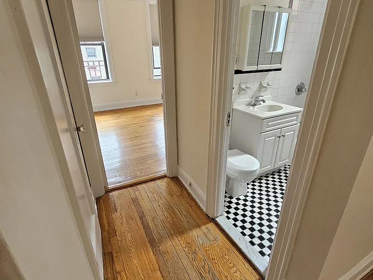 2106 33rd St #D5 — Photo 9