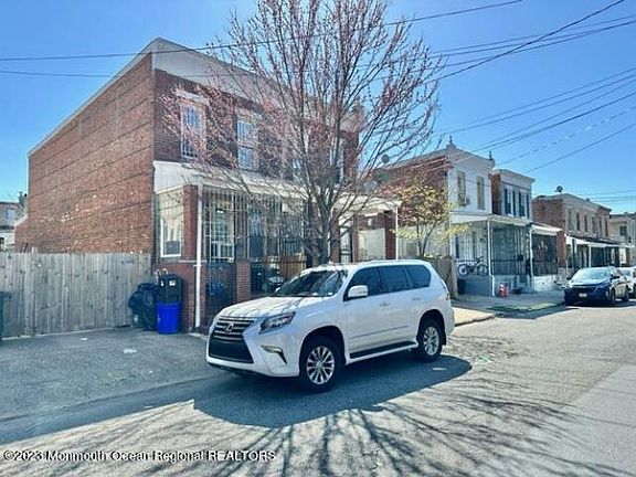 2nd image of 1144 Lansdowne Ave