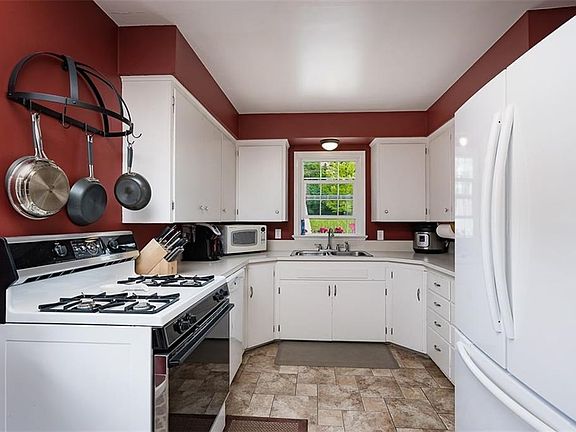 3rd image of 1021 Yale Ave