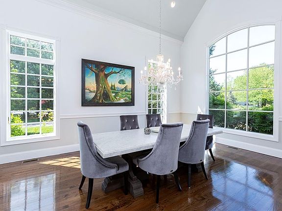 5th image of 35 Longmeadow Dr