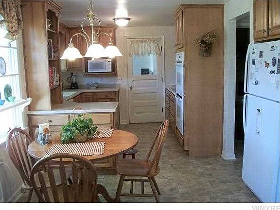3rd image of 154 Pinewoods Ave