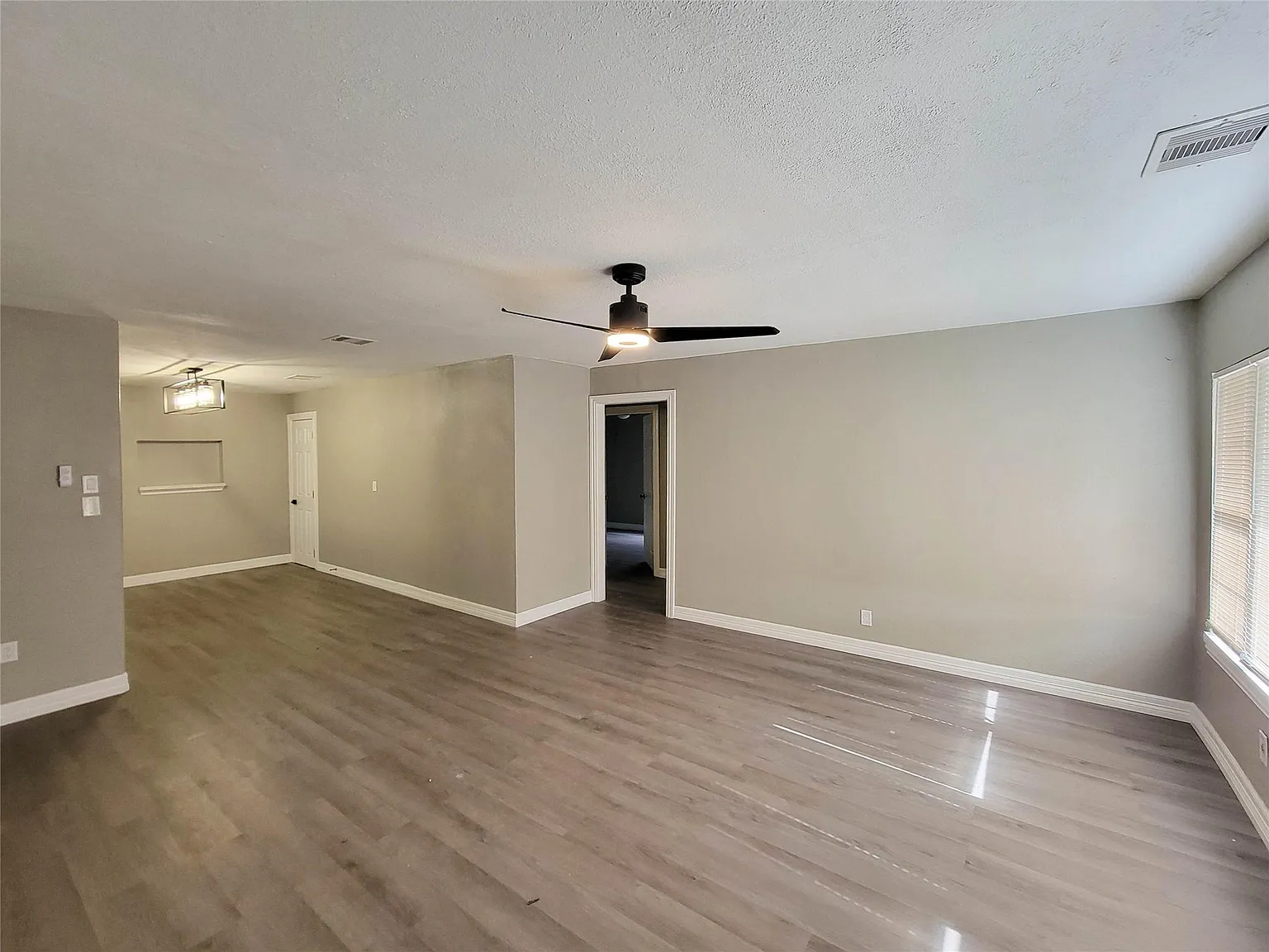 3 bed, 1.0 bath, 1500 sqft, $1,700 — Photo 4