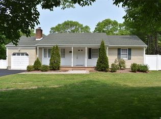 17 Flower Hill Dr, Shirley, NY 11967