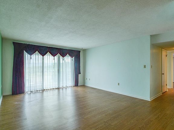 2nd image of 216 University Pkwy #28