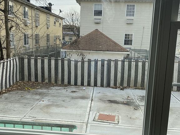 3rd image of 10924 156th St