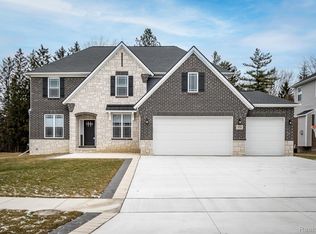 954 Harper Dr, Rochester, MI 48307