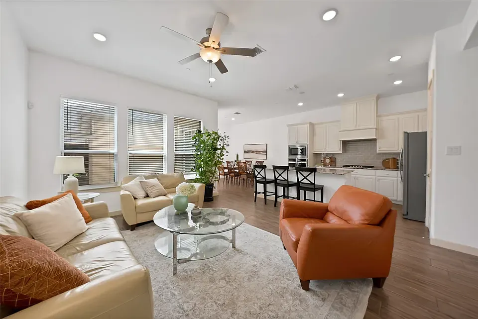 3 bed, 2033 sqft, $3,000 — Photo 2