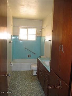 4th image of 2401 W Claremont St