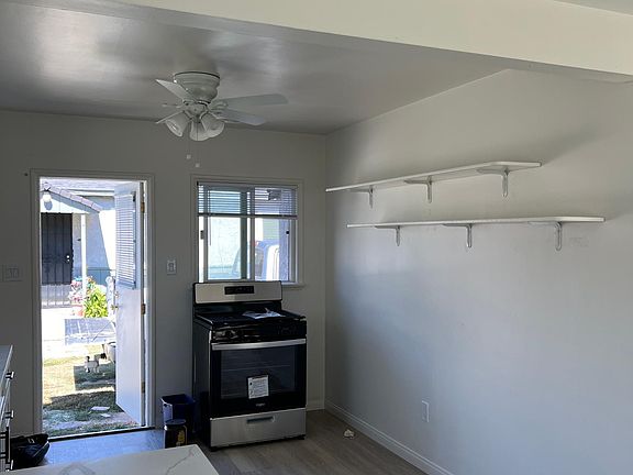 4th image of 9421 Oak St