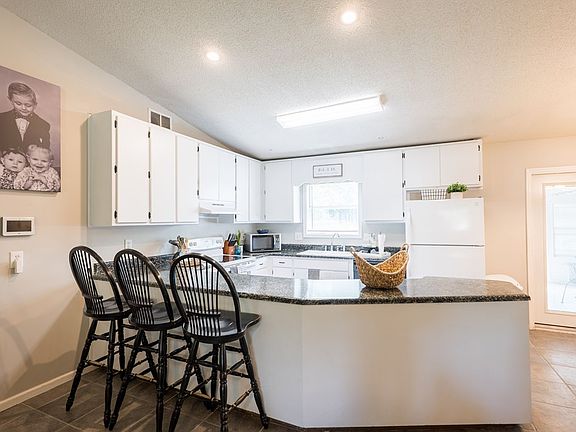 5th image of 2038 Woody Cir
