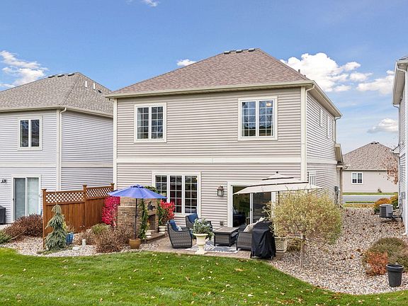 3rd image of 2304 Hillcrest Dr