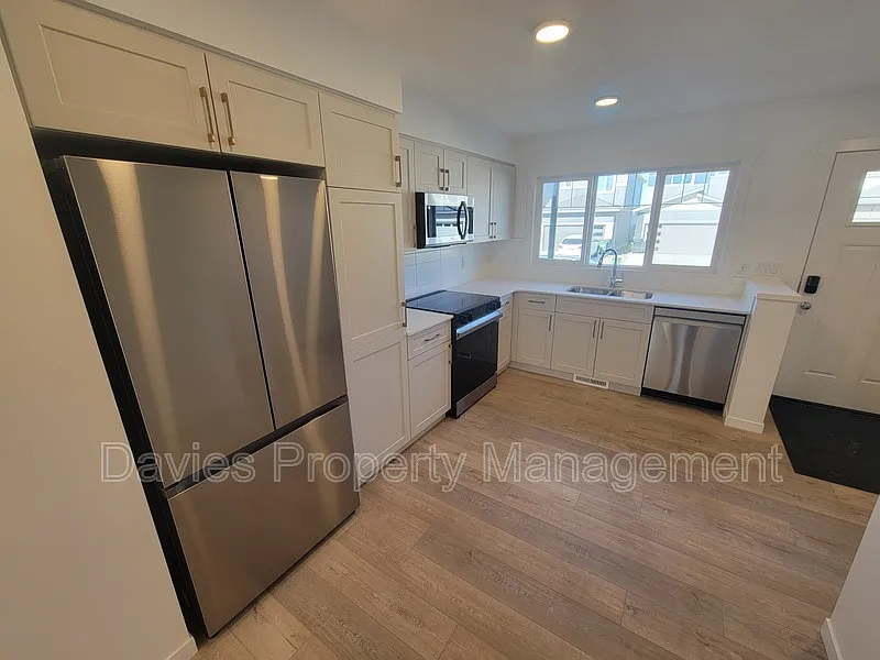Photo 2 of 17 - 2023 210th St NW #MAIN - Edmonton, AB Building Photo - 2023 210th St NW #MAIN