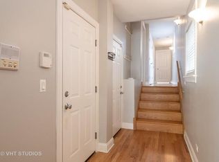 906 W Barry Ave APT 4, Chicago, IL 60657