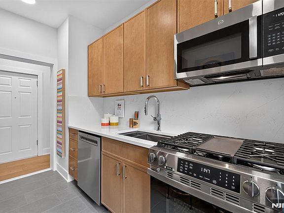 5th image of 107 Kensington Ave APT 302