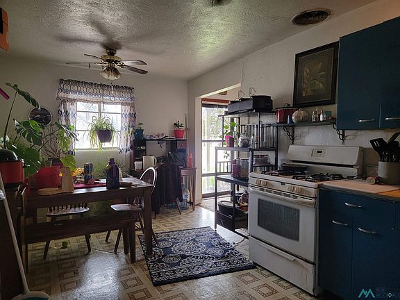 5th image of 300 S Sycamore Ave