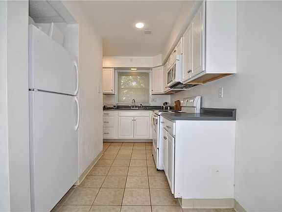 5th image of 207 Scott St